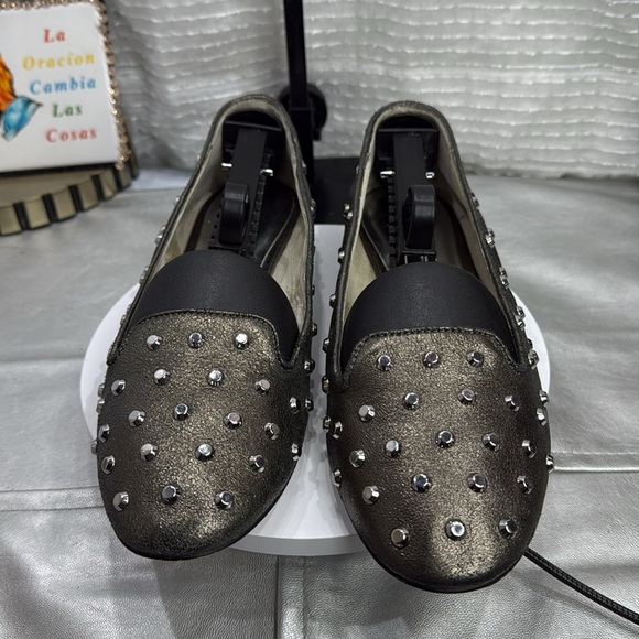 (E2) Michael Kors Ailee metallic leather flats with silver studs, size 8.5M - Picture 2 of 14